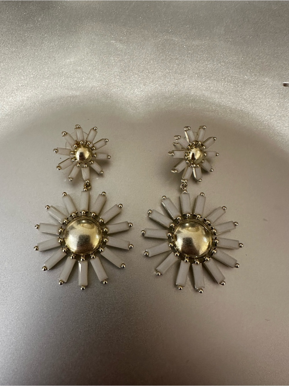 Kendra Scott Madison Daisy Gold Sun Statement Earrings in White Opaque Glass - Picture 2 of 4